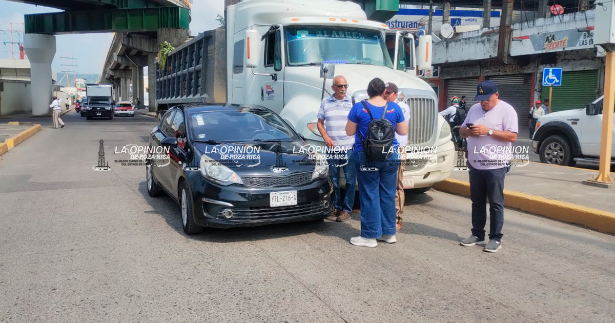 Choque entre automóvil y tractocamión provoca caos vial en Lázaro Cárdenas y Ruiz Cortines