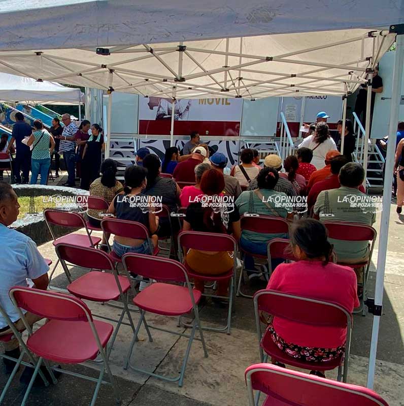 La plaza cívica fue sede para la Unidad Médica Móvil