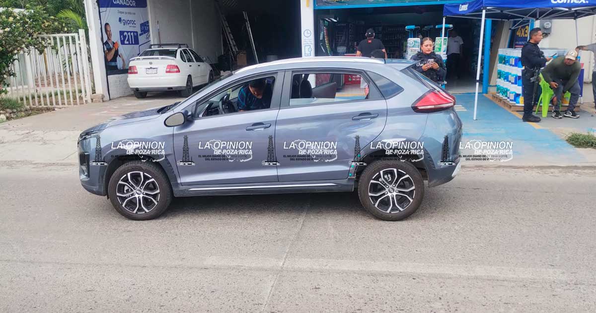 Motociclista resulta lesionado tras impactarse contra camioneta en avenida Puebla