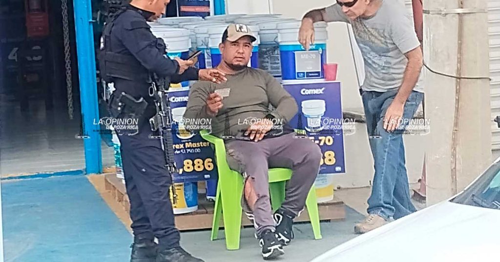 Motociclista resulta lesionado tras impactarse contra camioneta en avenida Puebla