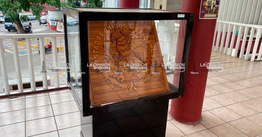 Instalan adornos y luces con motivos patrios