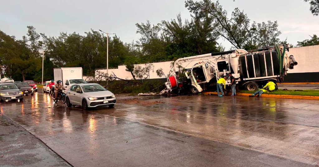 Vactor de Grupo MAS vuelca en calle de Veracruz y genera caos vial