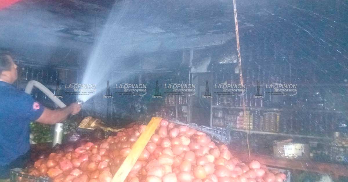 Incendio moviliza a cuerpos de emergencia durante la madrugada en Gutiérrez Zamora