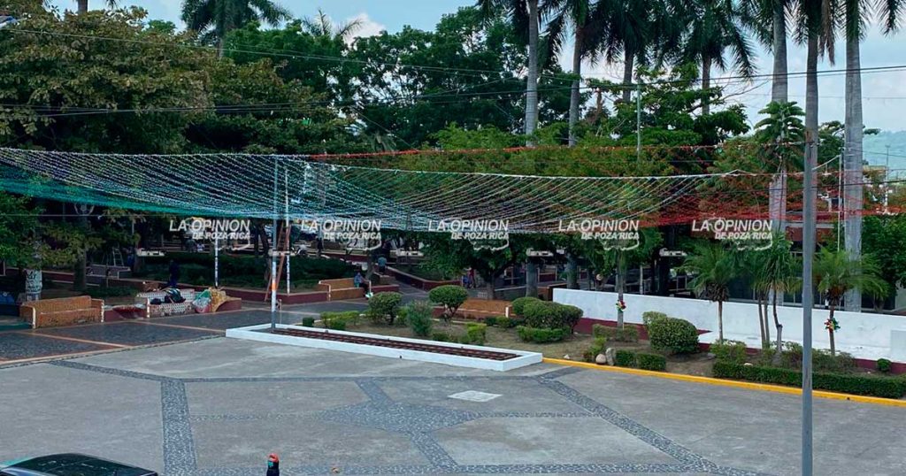 Instalan adornos y luces con motivos patrios