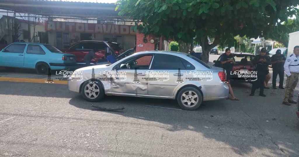 Fuerte choque en la colonia México deja a conductora lesionada