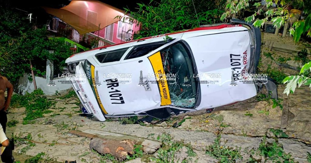 Taxista ebrio vuelca y destroza su unidad