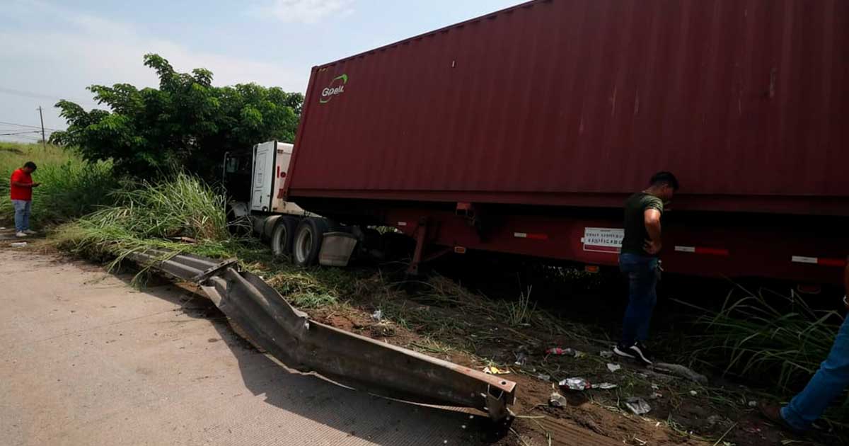 Falla en los frenos saca de la vía a tráiler en el Bulevar Portuario de Veracruz