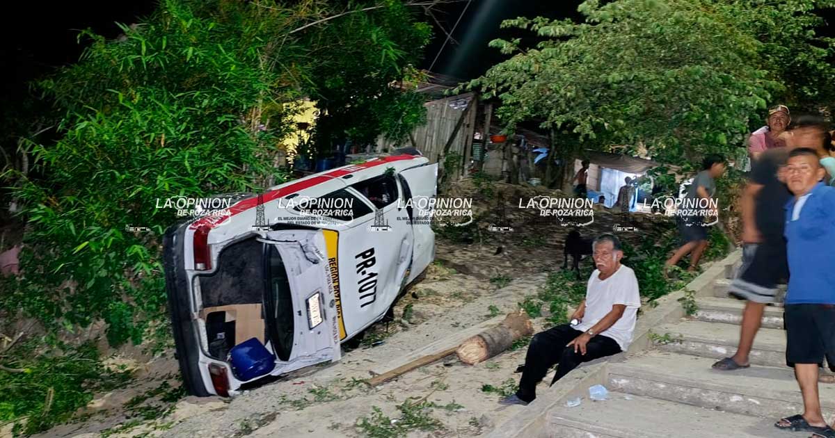 Taxista ebrio vuelca y destroza su unidad
