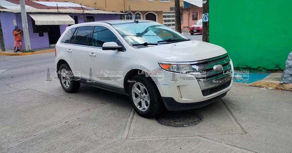 Policía estampado contra puesto de tacos