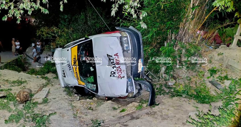 Taxista ebrio vuelca y destroza su unidad