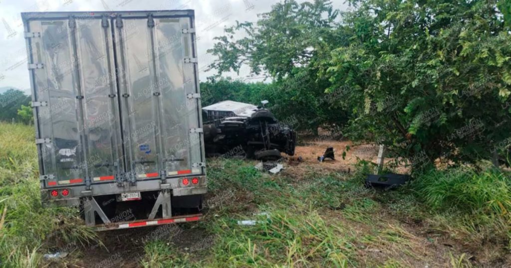 Aparatoso choque entre camioneta y tráiler termina con ambas unidades fuera de la carretera en Tihuatlán