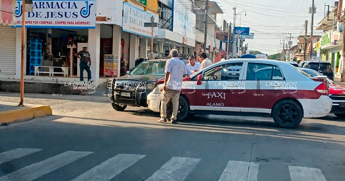 Chocan taxi y camioneta en avenida Independencia