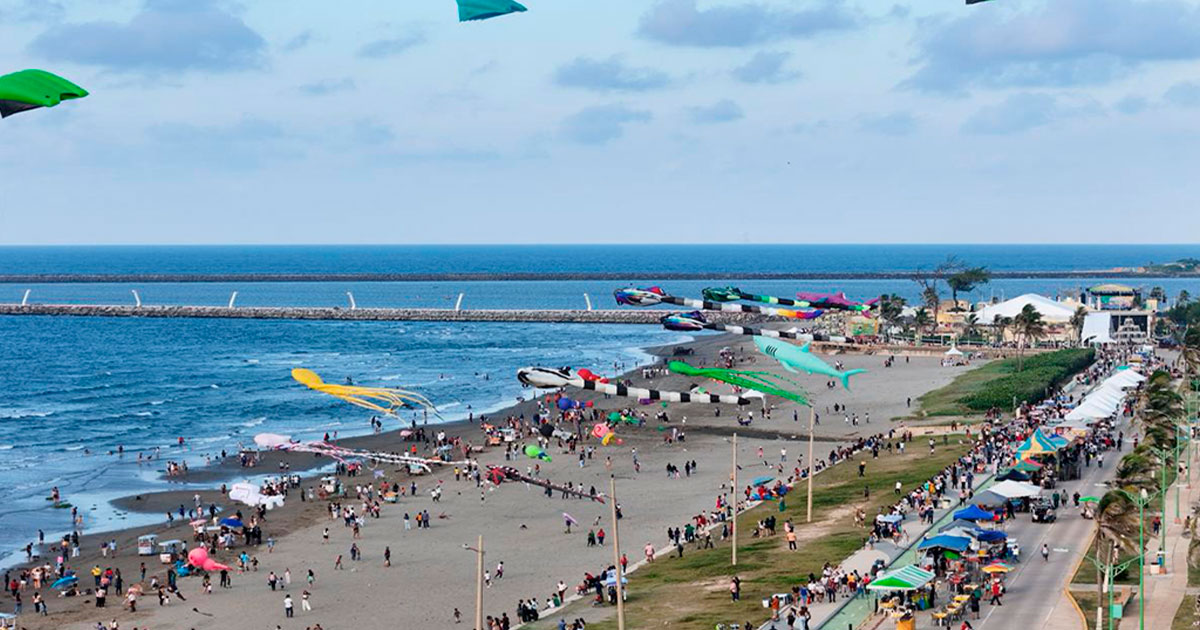 Papalotes gigantes llenan de color el cielo de Coatzacoalcos en el Festival del Mar Papalotes gigantes llenan de color el cielo de Coatzacoalcos en el Festival del Mar