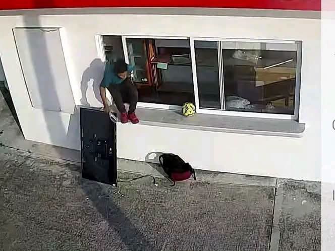 Captan robo a comercio en la Riviera Veracruzana; cámaras registran cada movimiento del presunto responsable