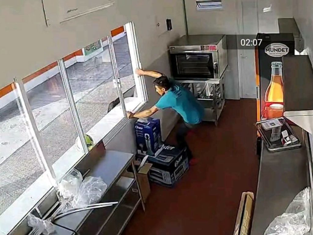 Captan robo a comercio en la Riviera Veracruzana; cámaras registran cada movimiento del presunto responsable
