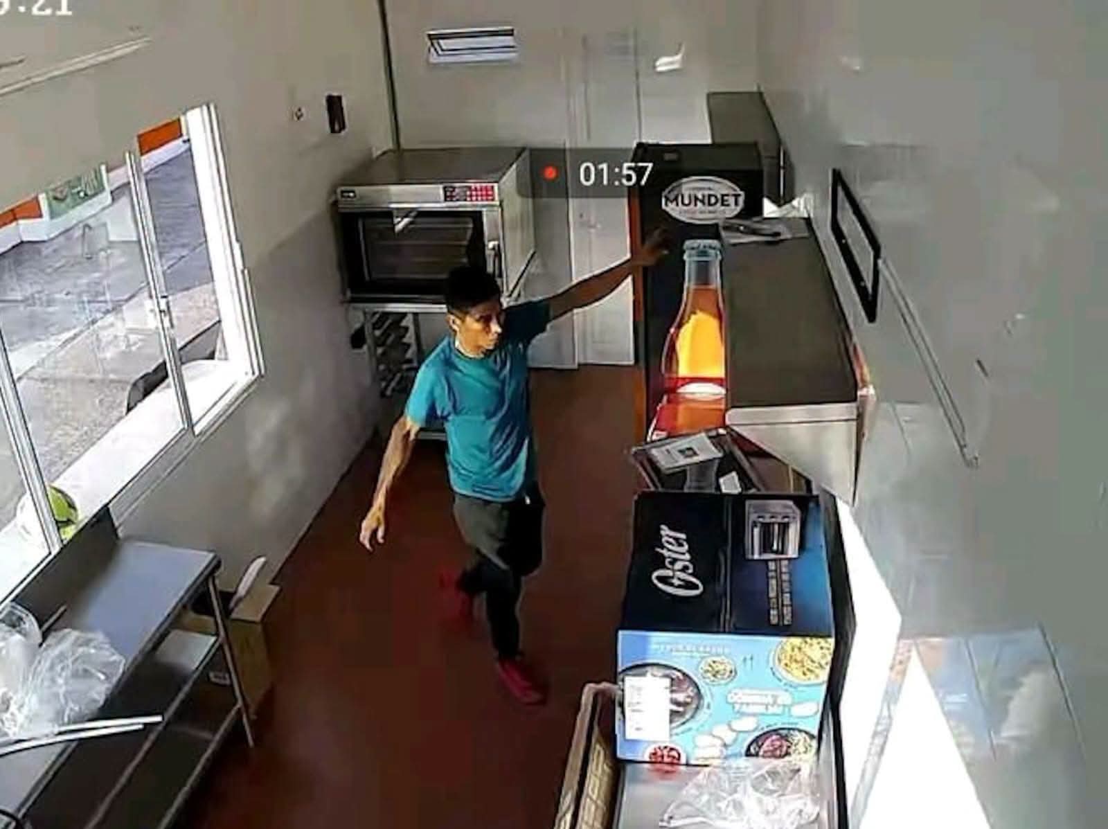 Captan robo a comercio en la Riviera Veracruzana; cámaras registran cada movimiento del presunto responsable