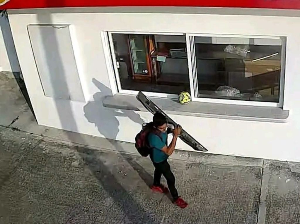 Captan robo a comercio en la Riviera Veracruzana; cámaras registran cada movimiento del presunto responsable