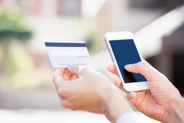 Alertan por presunto fraude a adulto mayor con discapacidad visual en cajero bancario