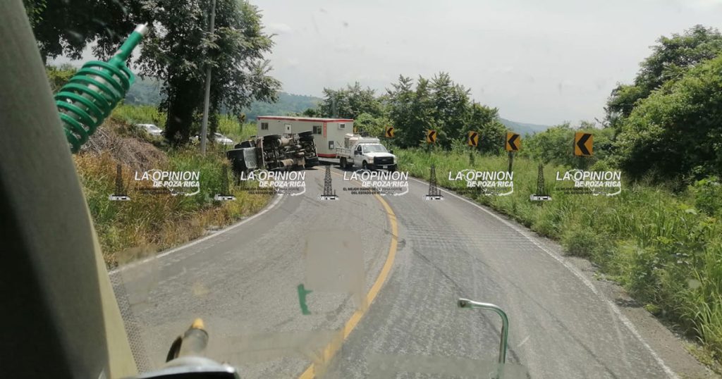Tractocamión de Schlumberger vuelca en la México-Tuxpan y provoca caos vial en límites de Puebla y Veracruz Tractocamión de Schlumberger vuelca en la México-Tuxpan y provoca caos vial en límites de Puebla y Veracruz
