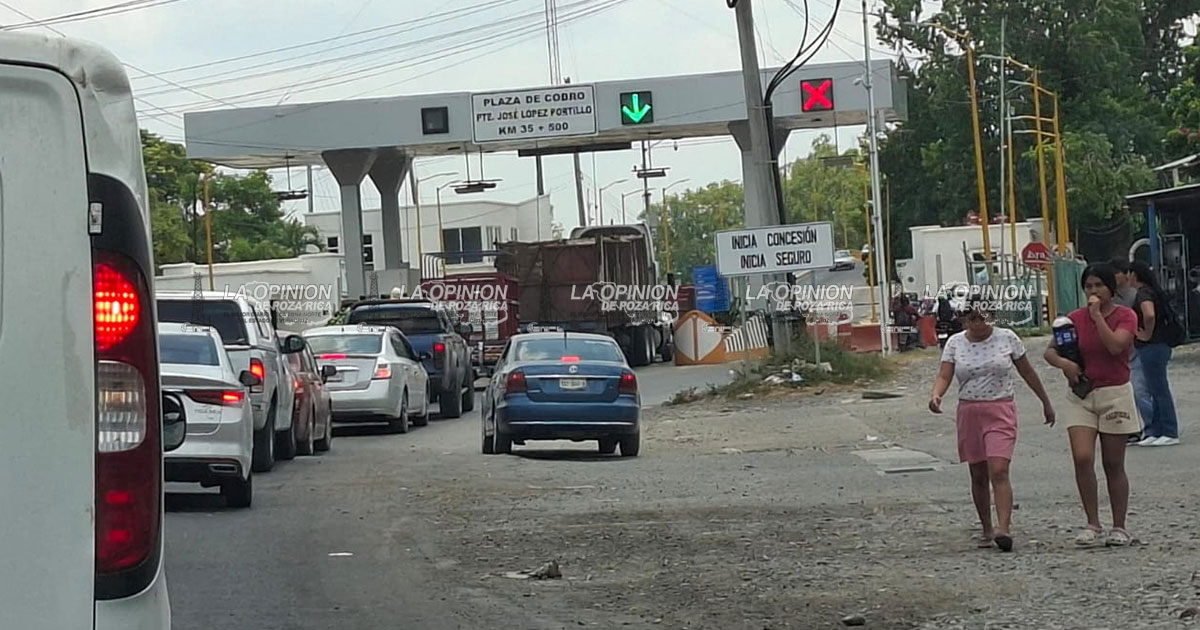 Largas filas para cruzar el puente López Portillo Largas filas para cruzar el puente López Portillo
