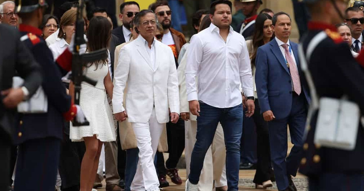 Protestas reciben al nuevo gobierno colombiano Protestas reciben al nuevo gobierno colombiano