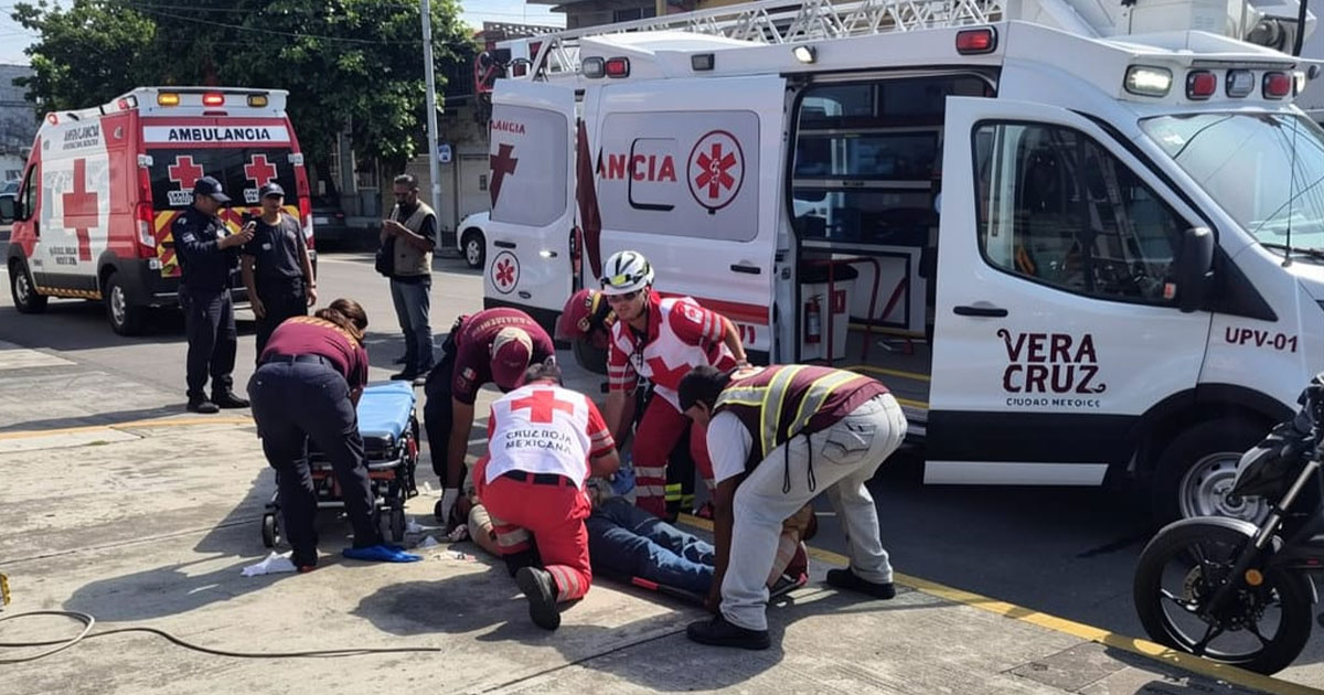 Muere joven trabajador tras recibir descarga eléctrica en pleno Centro de Veracruz Muere joven trabajador tras recibir descarga eléctrica en pleno Centro de Veracruz