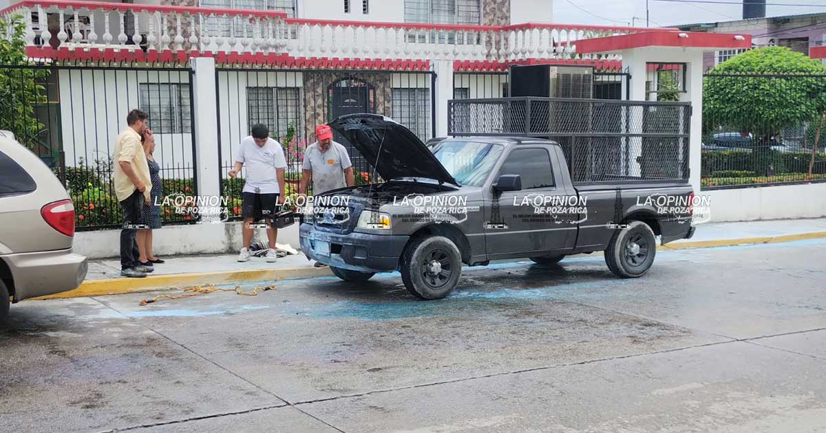 Cortocircuito provoca incendio en camioneta y moviliza a bomberos Cortocircuito provoca incendio en camioneta y moviliza a bomberos