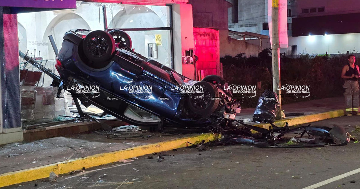 Por una chancla, camioneta se estrella y termina volcada dentro de un local en Boca del Río Por una chancla, camioneta se estrella y termina volcada dentro de un local en Boca del Río
