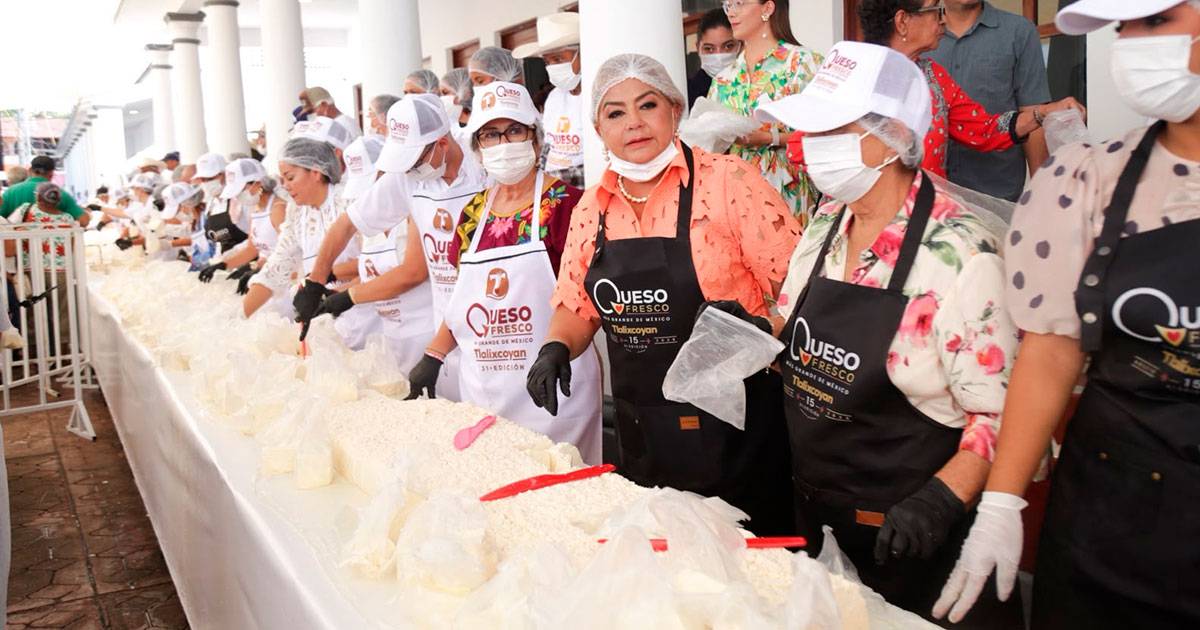 Tlalixcoyan rompe récord y realiza un queso de 47 metros, el más grande de México Tlalixcoyan rompe récord y realiza un queso de 47 metros, el más grande de México