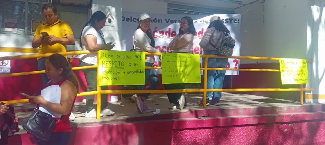 Padres y madres toman oficinas del ISSSTE por cambio de estancia infantil