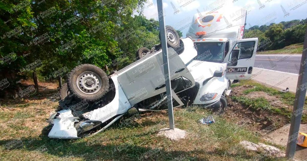 Brutal encontronazo en la México-Tuxpan: tráiler embiste una Hilux y la deja volcada Brutal encontronazo en la México-Tuxpan: tráiler embiste una Hilux y la deja volcada