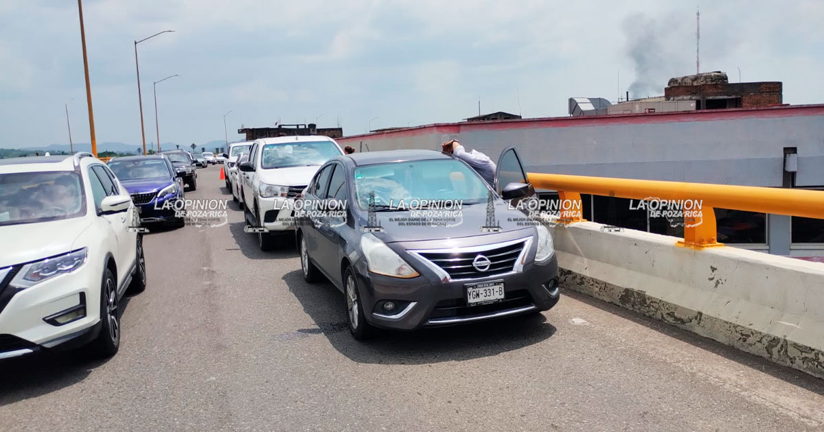 Choque por alcance en el distribuidor vial de Poza Rica deja daños materiales Choque por alcance en el distribuidor vial de Poza Rica deja daños materiales