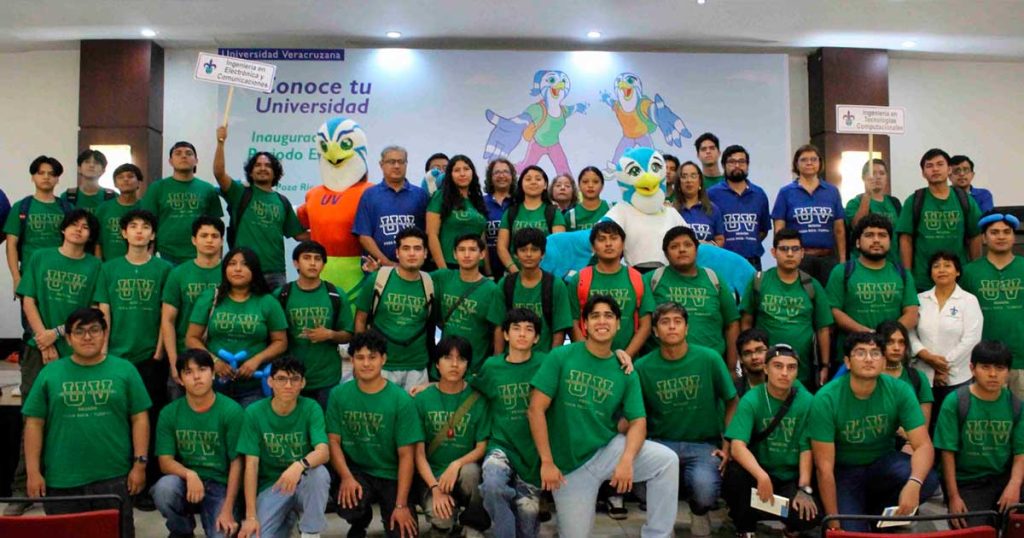 La UV dio la bienvenida a nuevos halcones de la región Poza Rica-Tuxpan La UV dio la bienvenida a nuevos halcones de la región Poza Rica-Tuxpan
