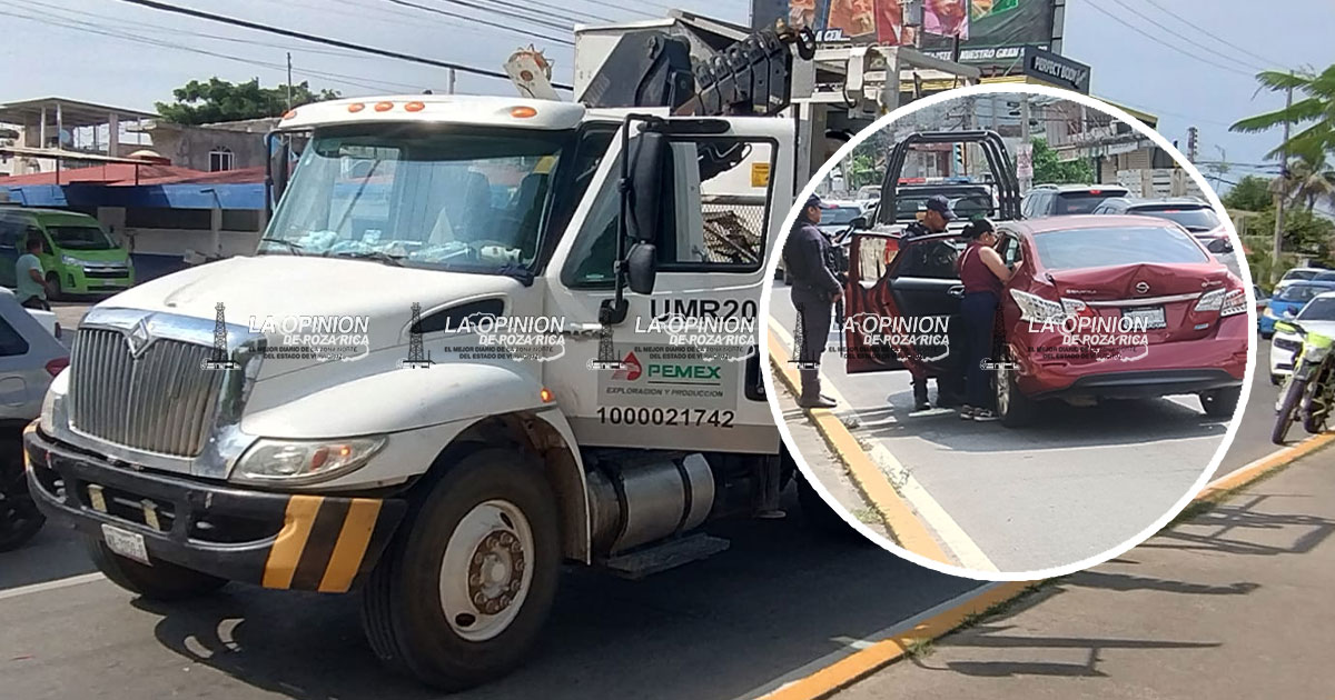 Tractocamión de Pemex impacta por alcance a un Nissan Sentra y genera caos vial