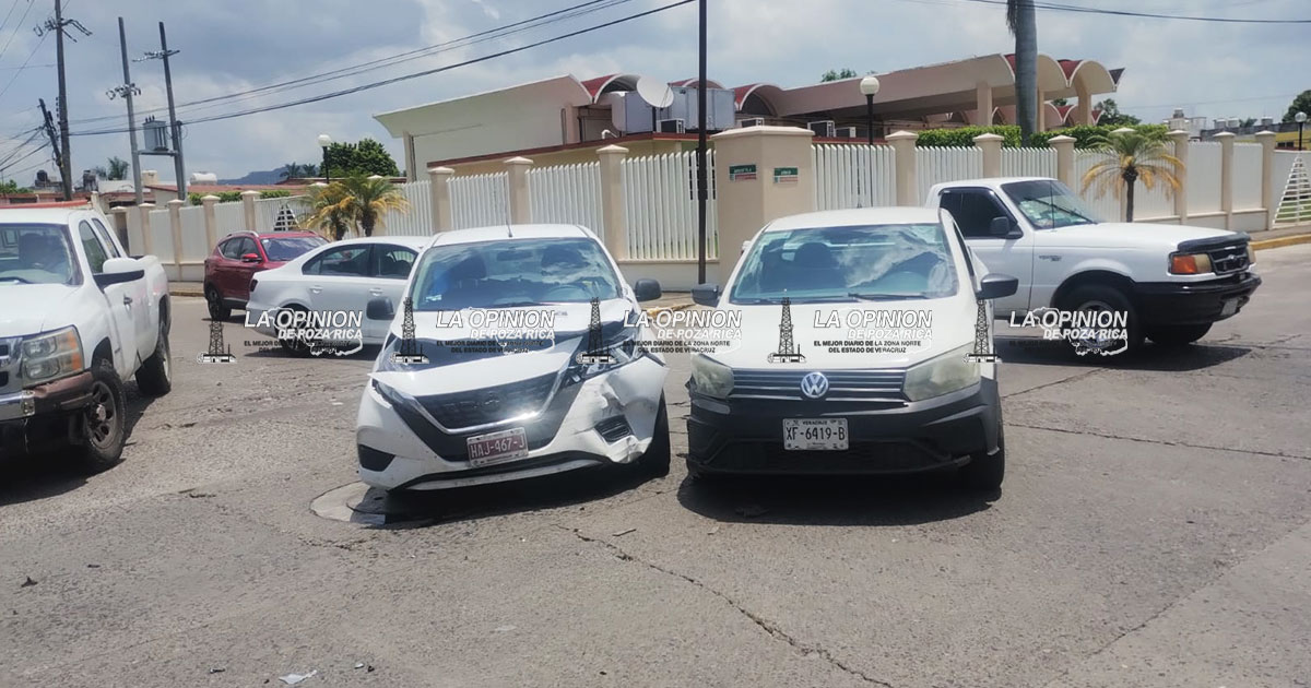Colisión entre dos vehículos provoca afectaciones viales en la colonia Cazones Colisión entre dos vehículos provoca afectaciones viales en la colonia Cazones
