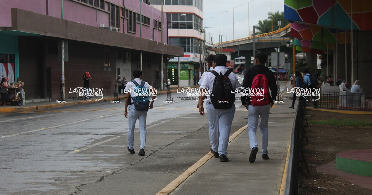 Denuncian cobro de cuotas en escuelas públicas Denuncian cobro de cuotas en escuelas públicas