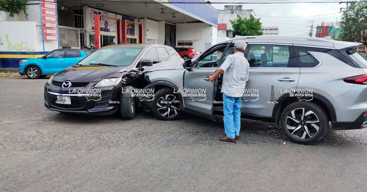 Choque entre dos camionetas deja daños materiales en la colonia 27 de Septiembre Choque entre dos camionetas deja daños materiales en la colonia 27 de Septiembre