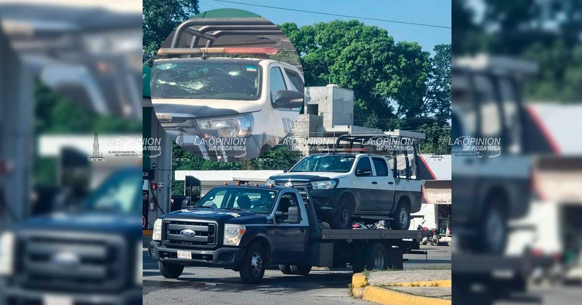 Trasladan en grúa patrulla de la Policía Estatal con aparentes impactos de bala en Álamo