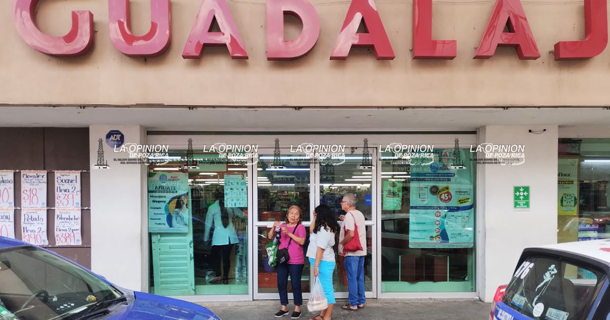Empleada se desmaya al interior de Farmacias Guadalajara en el centro