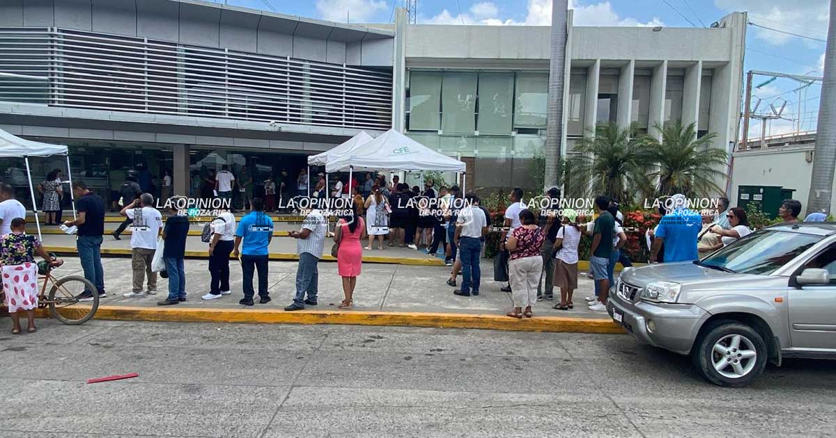 Abarrotan oficinas de la CFE ante elevados recibos Abarrotan oficinas de la CFE ante elevados recibos