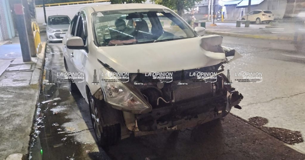 Mujer resulta lesionada tras fuerte choque entre dos vehículos en la colonia Tajín Mujer resulta lesionada tras fuerte choque entre dos vehículos en la colonia Tajín