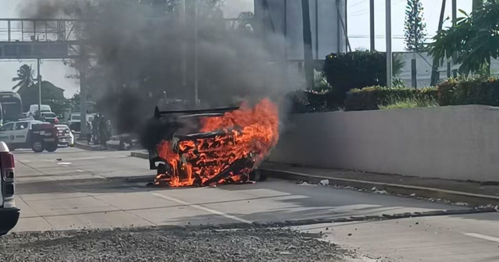 Vehículo queda reducido a cenizas en el acceso a Coatzacoalcos Vehículo queda reducido a cenizas en el acceso a Coatzacoalcos