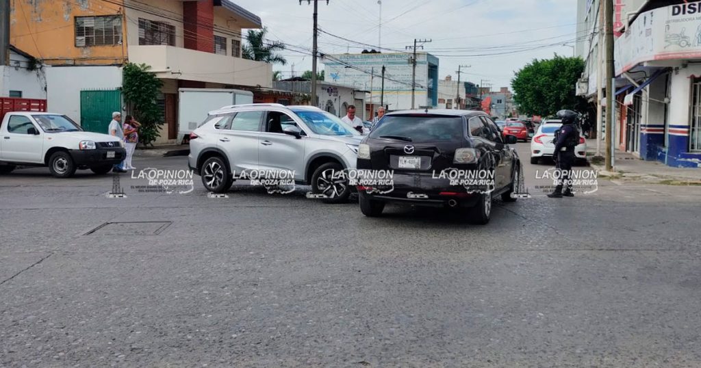 Choque entre dos camionetas deja daños materiales en la colonia 27 de Septiembre Choque entre dos camionetas deja daños materiales en la colonia 27 de Septiembre
