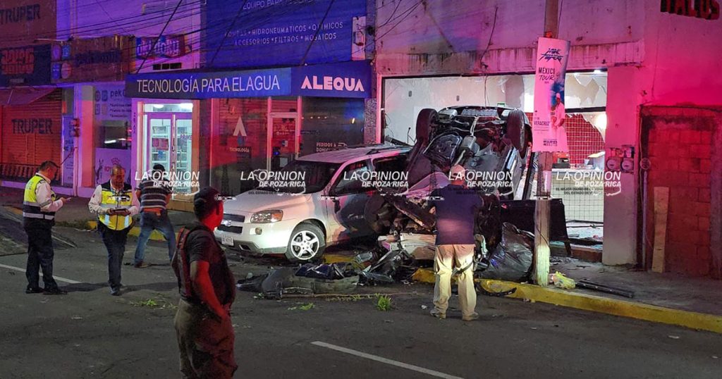 Por una chancla, camioneta se estrella y termina volcada dentro de un local en Boca del Río Por una chancla, camioneta se estrella y termina volcada dentro de un local en Boca del Río