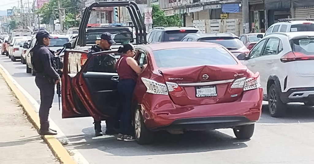 Tractocamión de Pemex impacta por alcance a un Nissan Sentra y genera caos vial Tractocamión de Pemex impacta por alcance a un Nissan Sentra y genera caos vial