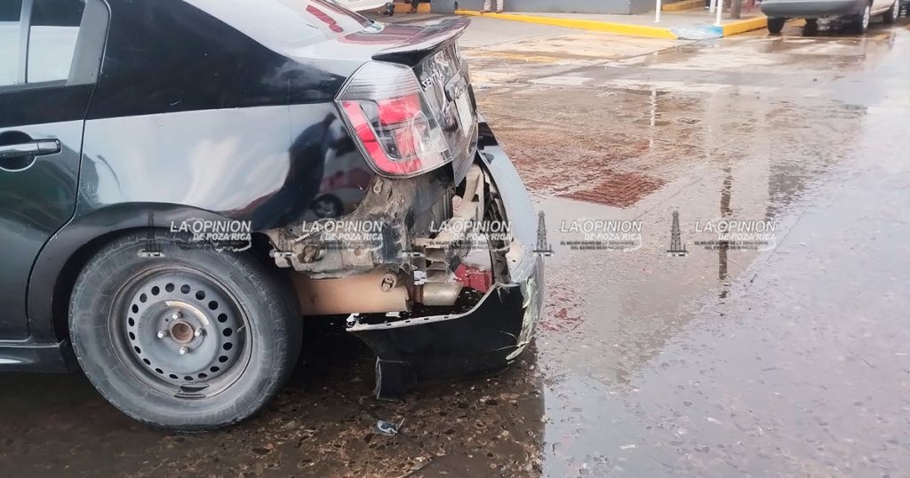 Choque entre autobús y automóvil paraliza vialidad en pleno centro Choque entre autobús y automóvil paraliza vialidad en pleno centro