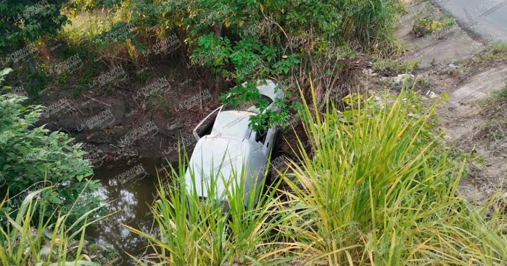 Camioneta cae a barranco y termina dentro de una poza en Coatzintla; conductor sale con golpes leves Camioneta cae a barranco y termina dentro de una poza en Coatzintla; conductor sale con golpes leves