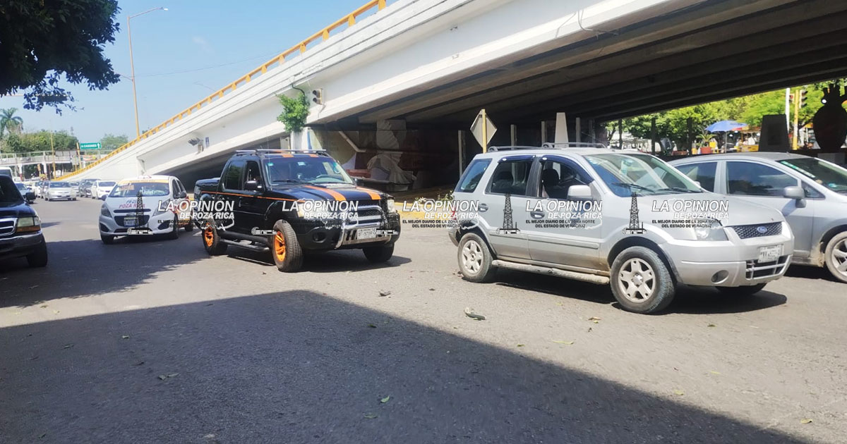 Impactan por alcance camionetas particulares en el bulevar Ruiz Cortines Impactan por alcance camionetas particulares en el bulevar Ruiz Cortines
