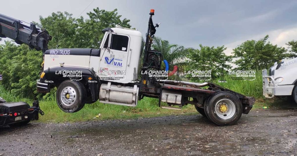 Tractocamión de Schlumberger vuelca en la México-Tuxpan y provoca caos vial en límites de Puebla y Veracruz Tractocamión de Schlumberger vuelca en la México-Tuxpan y provoca caos vial en límites de Puebla y Veracruz