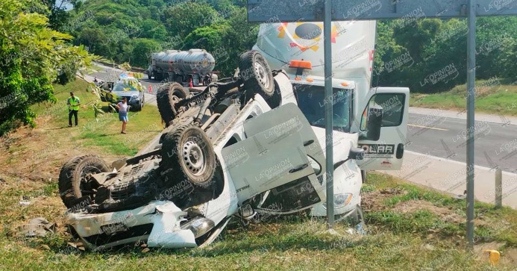 Brutal encontronazo en la México-Tuxpan: tráiler embiste una Hilux y la deja volcada Brutal encontronazo en la México-Tuxpan: tráiler embiste una Hilux y la deja volcada